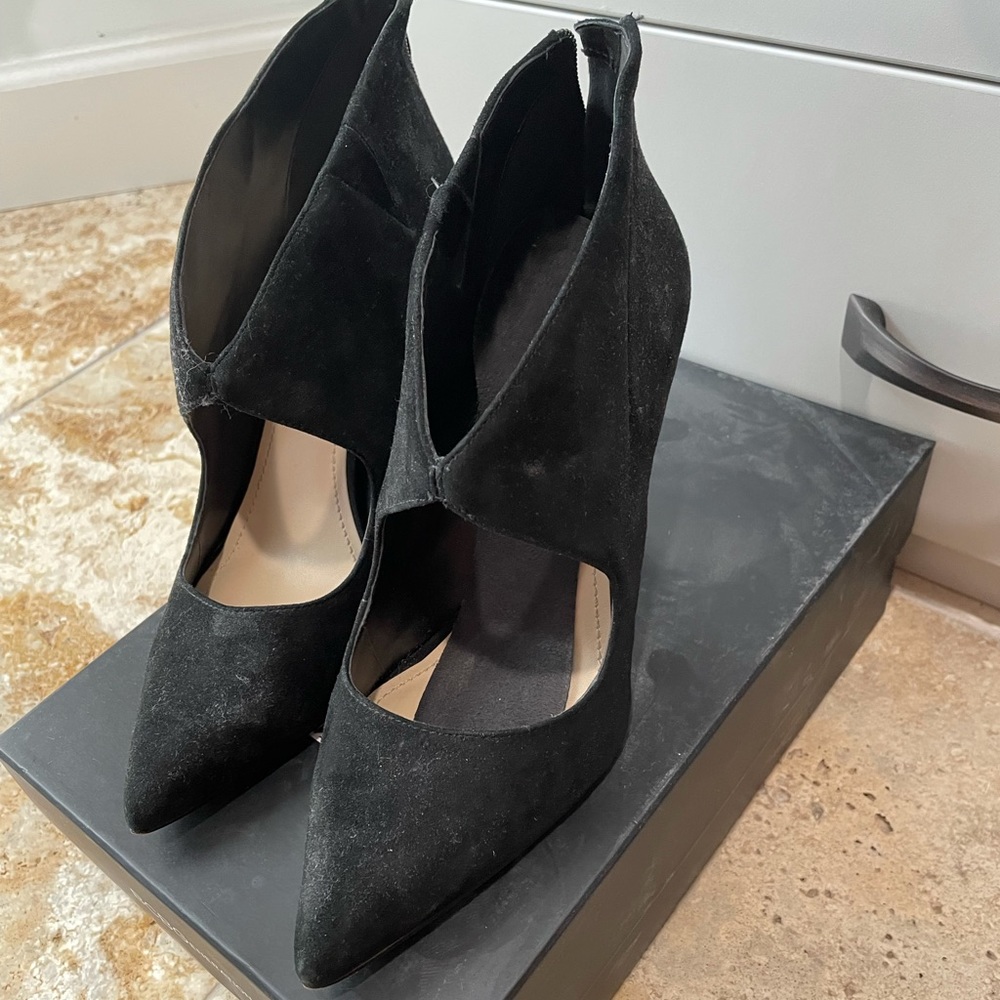 Bcbg black pumps